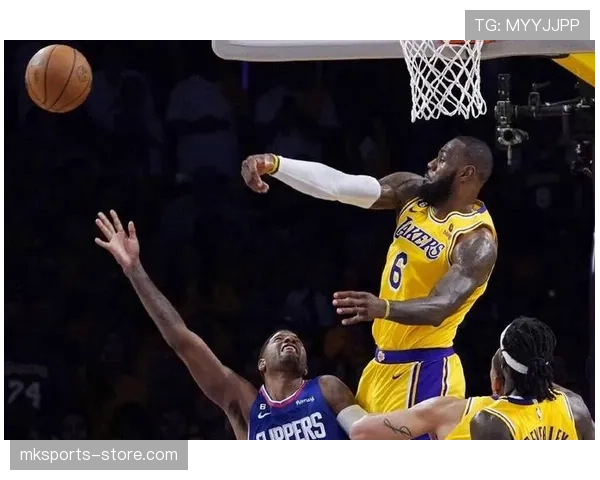 巴克利无球跑动提升篮下优势，关键时刻得分爆发拉开差距